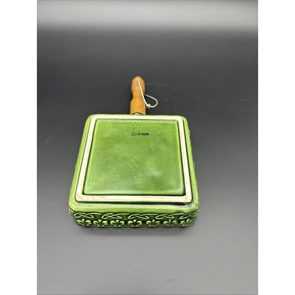 Vintage MCM Green Ceramic Shamrock Candy Dish Wood Handle Celtic Knot Clover Ptn - Picture 2 of 4